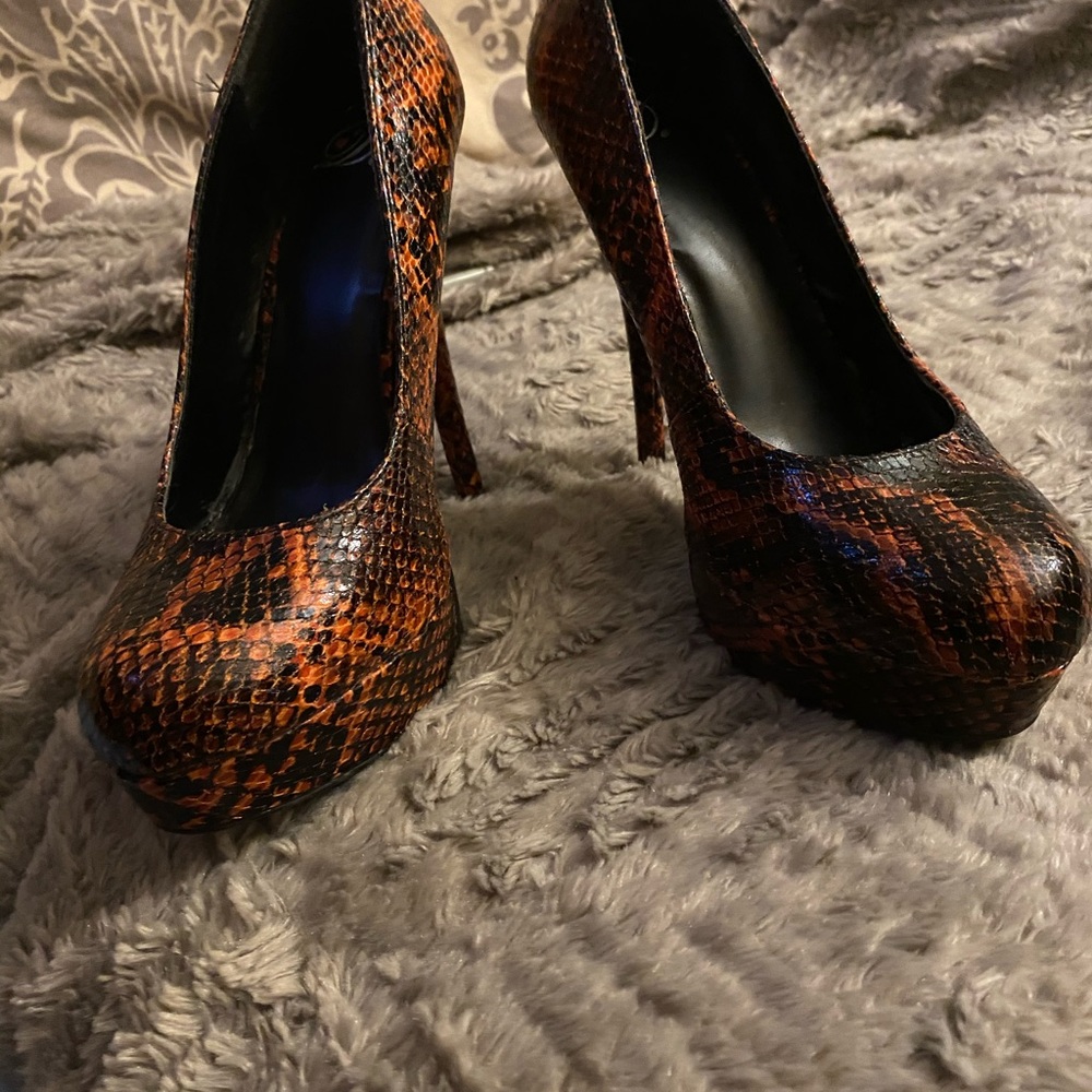 Orange / Black Python Heel Pumps. Size 9 - image 4
